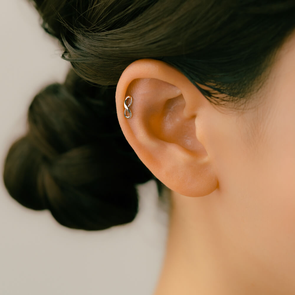 インフィニティ ボディピアス│K18・プラチナ 軟骨ピアス