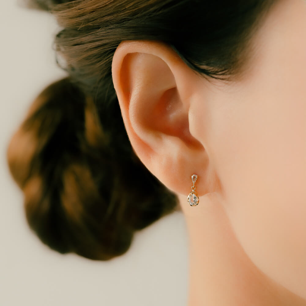 K10ホワイトトパーズ │ ペア―シェイプのトパーズが揺れるかわいい軟骨