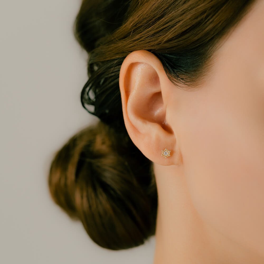 ミルグレインがアンティーク調で美しいダイヤモンドボディピアス