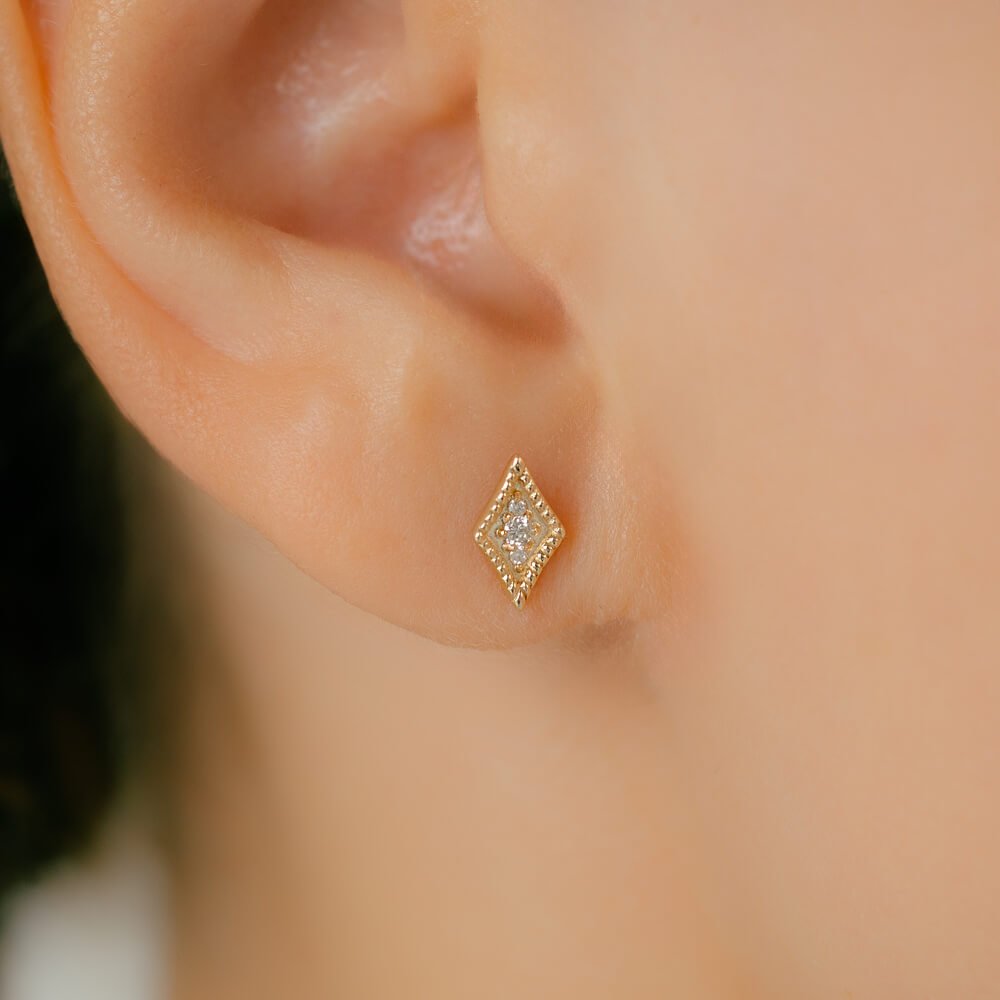 ミルグレインがアンティーク調で美しいダイヤモンドボディピアス