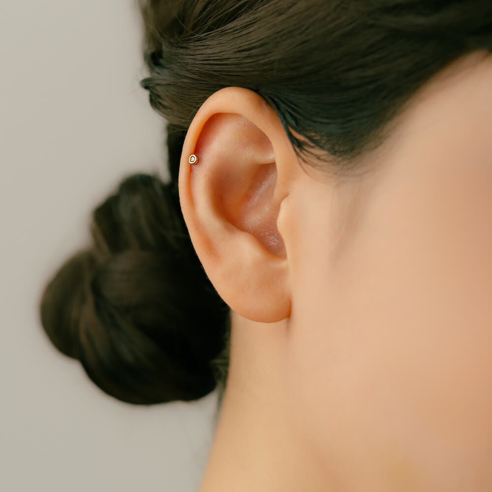 仕事（職場）に馴染む極小サイズのボディピアス│K10 DIAMOND DOT XS