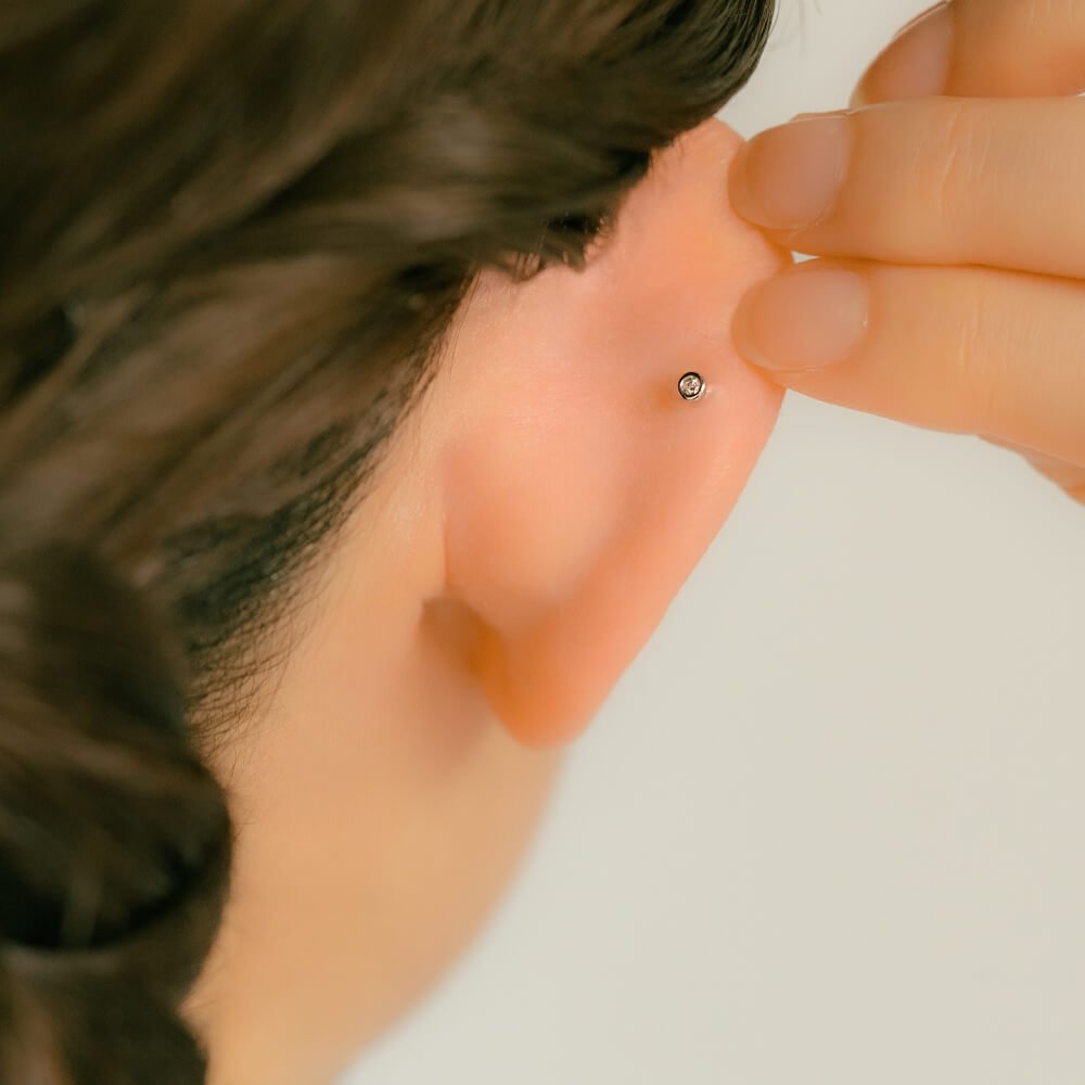 仕事（職場）に馴染む極小サイズのボディピアス│K10 DIAMOND DOT XS