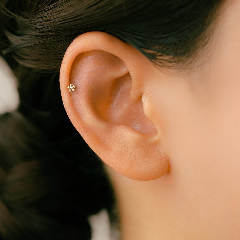 小振りで可愛い大人のフラワー│天然ダイヤモンド 軟骨ピアス – PICOLLET