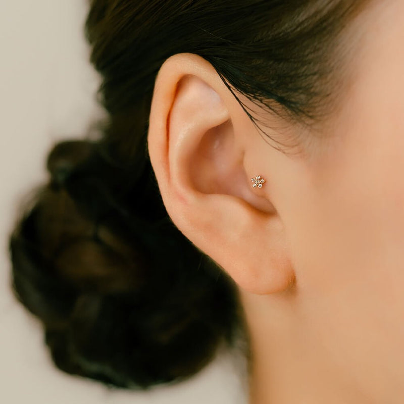 小振りで可愛い大人のフラワー│天然ダイヤモンド 軟骨ピアス – PICOLLET