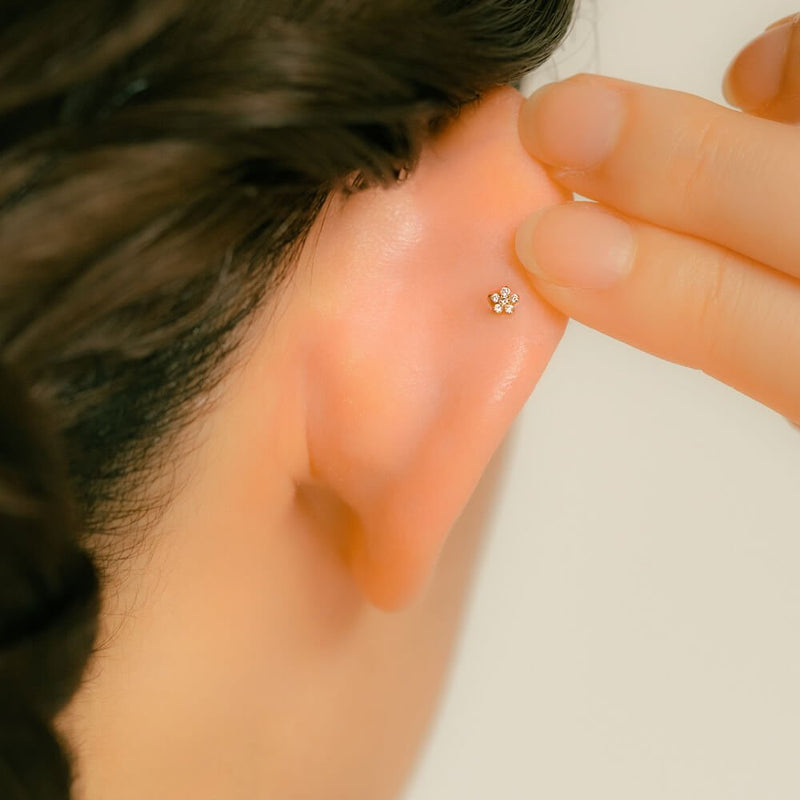 小振りで可愛い大人のフラワー│天然ダイヤモンド 軟骨ピアス – PICOLLET