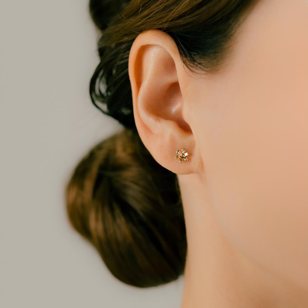 繊細に造られた花びらが美しい地金モチーフのボディピアス