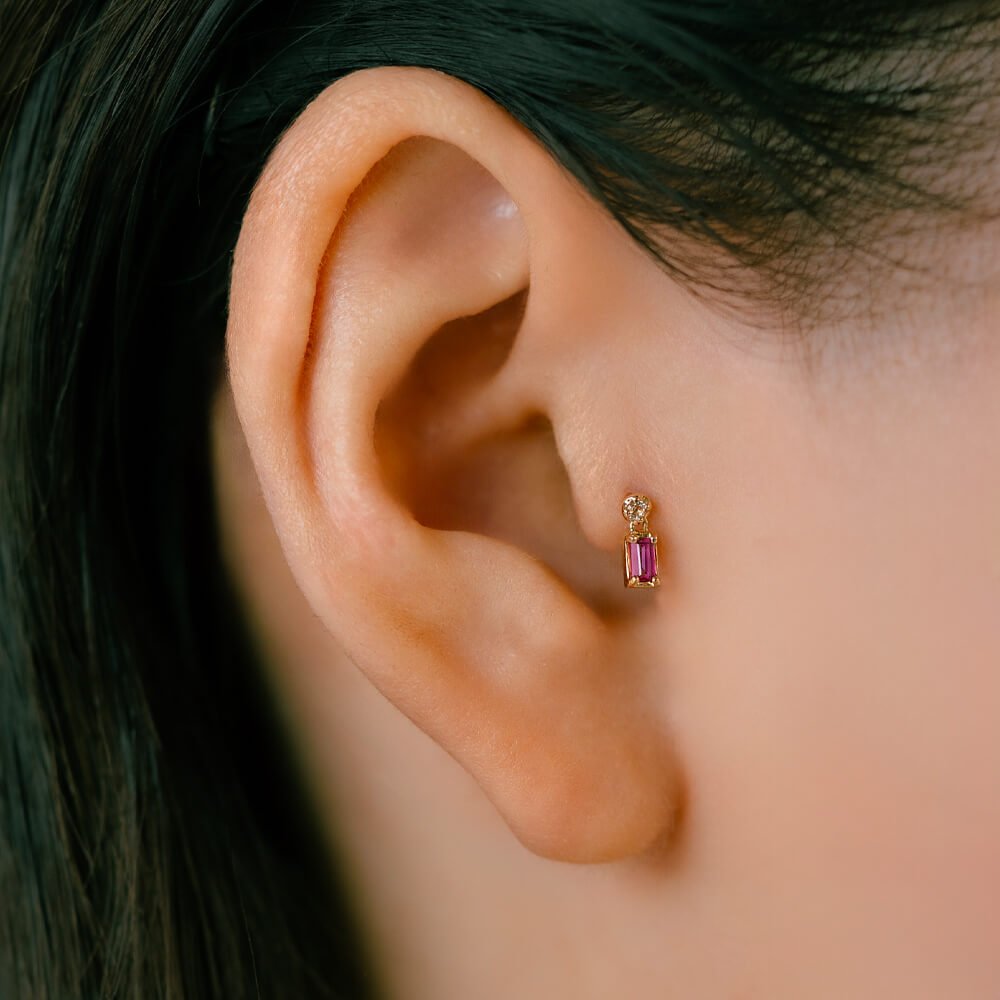 知的でカッコイイジュエリーボディピアス。トラガス・アウターコンク