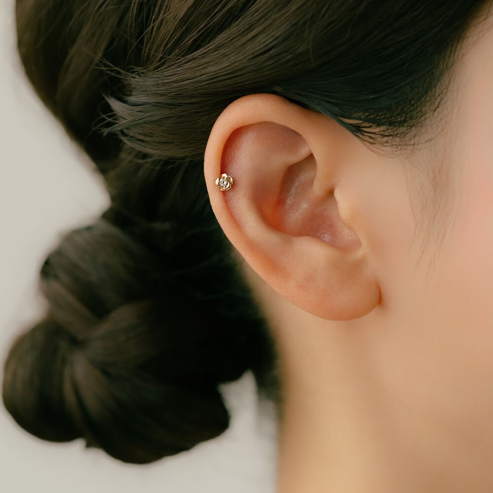 K10/PT ダイヤモンドローズ ピアス(片耳用) 薔薇のボディピアス │ローズモチーフ・可愛いバラの軟骨ピアス – PICOLLET