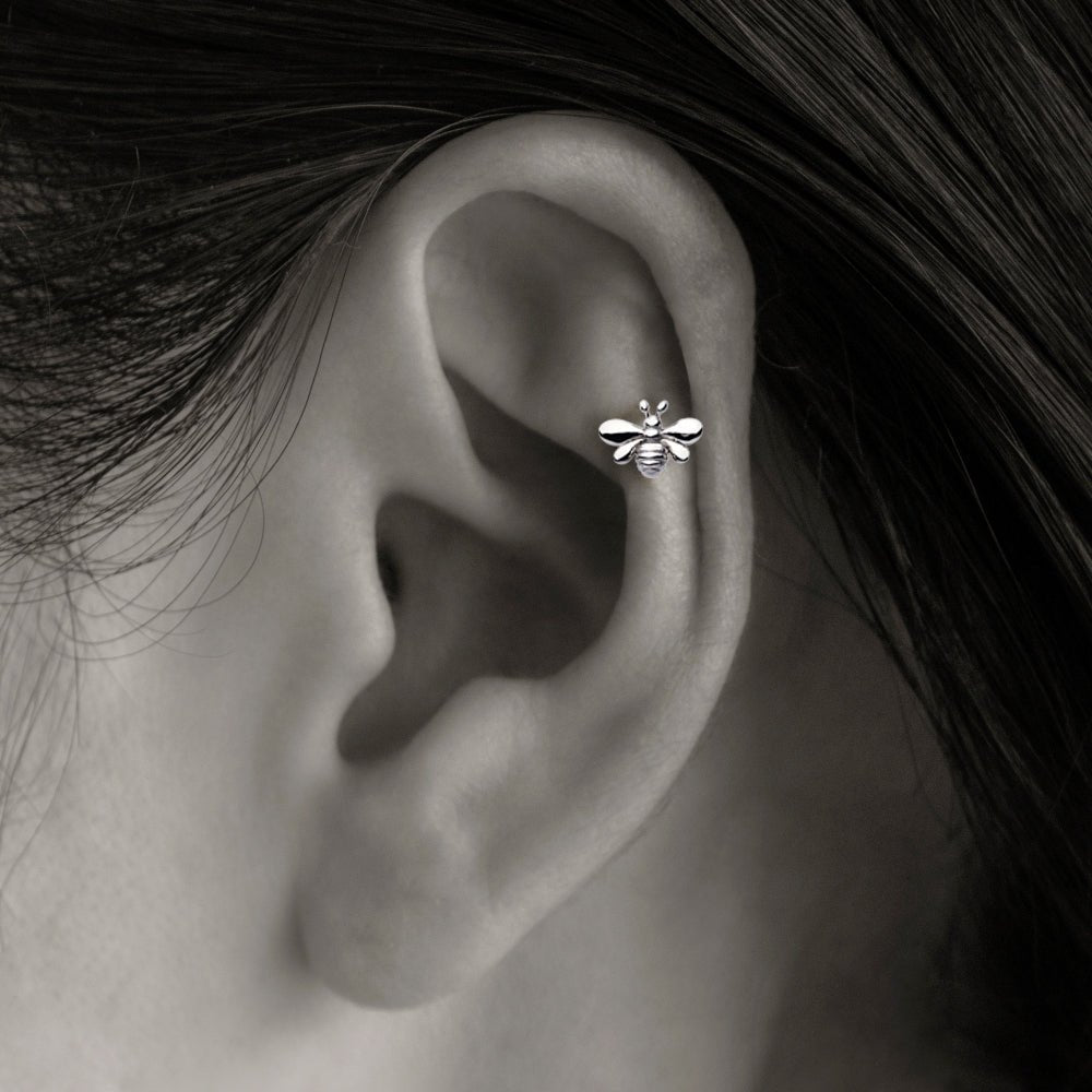 蜂のボディピアス │K18/プラチナ ハチの軟骨ピアス – PICOLLET 