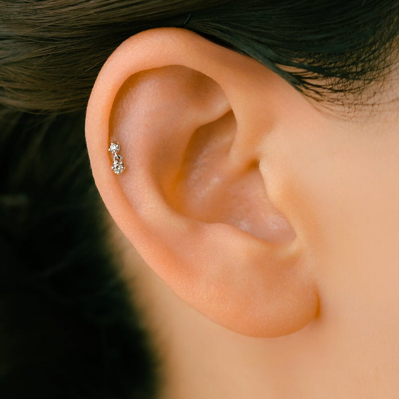 フォワードヘリックス・トラガスに、揺れるダイヤモンド。小さめボディ