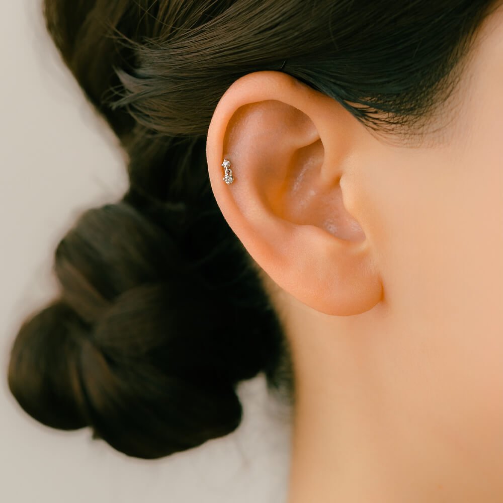 フォワードヘリックス・トラガスに、揺れるダイヤモンド。小さめボディ フォワードヘリックス・トラガスに、揺れるダイヤモンド。小さめボディ