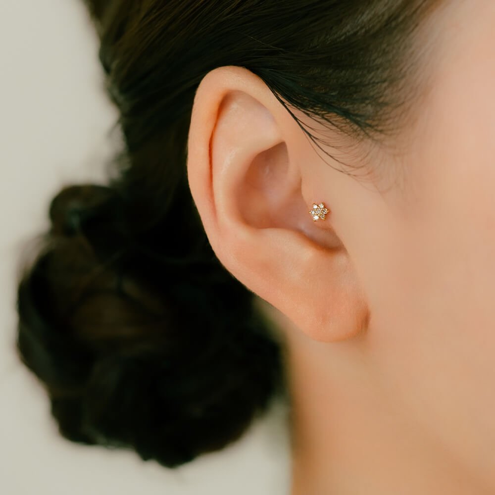 キラキラと輝くダイヤモンド・フラワーモチーフ ボディピアス │K18