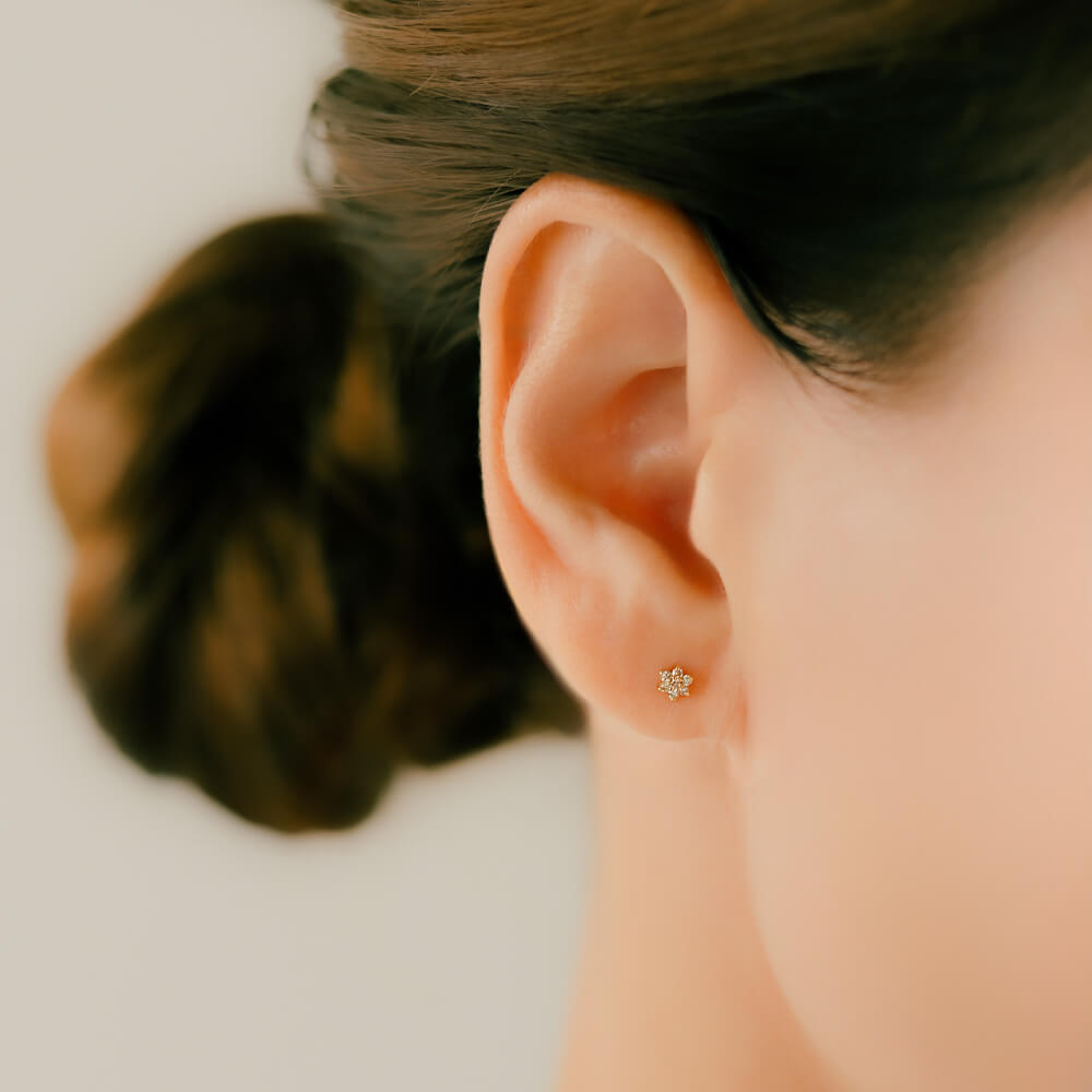 キラキラと輝くダイヤモンド・フラワーモチーフ ボディピアス │K18