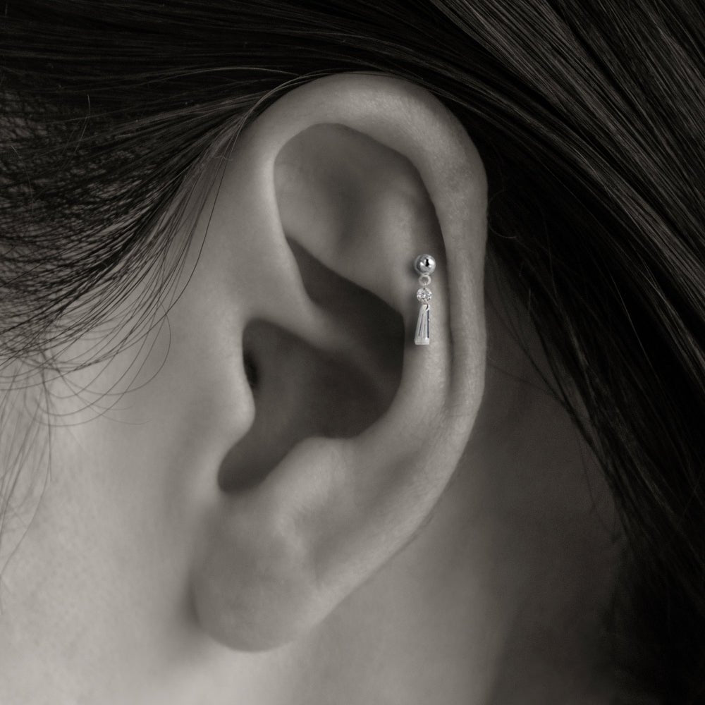 K18 プラチナ ダイヤモンド テーパーダイヤモンド ボディピアス│ 誕生 