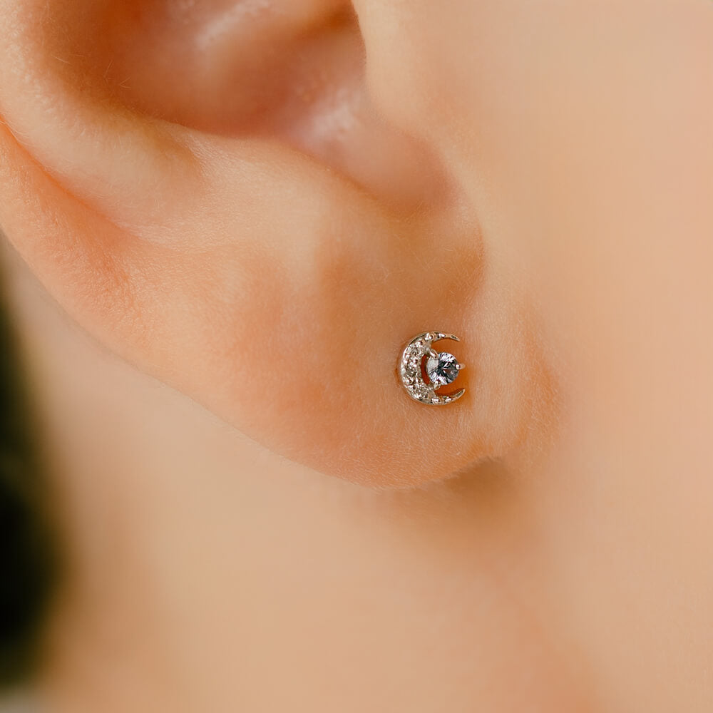 三日月とタンザナイトを軟骨に│ちょっとオトナのボディピアス – PICOLLET