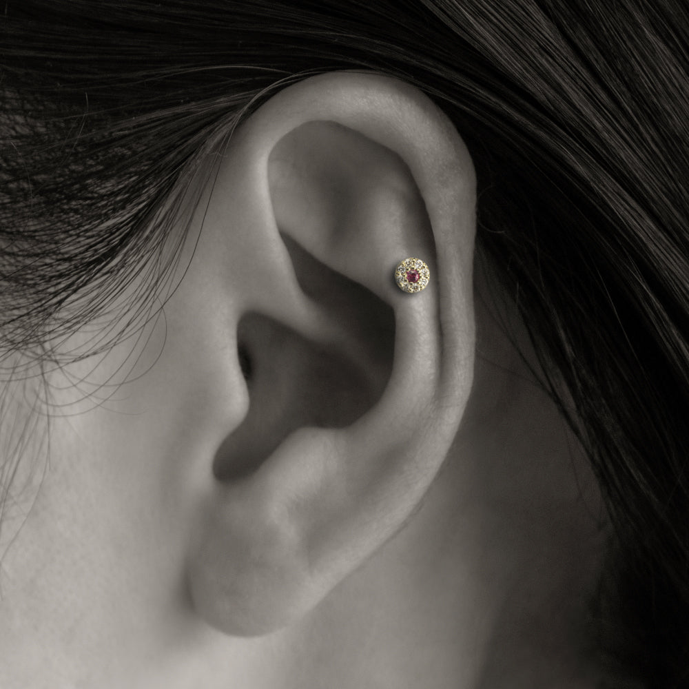ルビーをダイヤモンドで取り巻いたジュエリーボディピアス・軟骨ピアス – PICOLLET